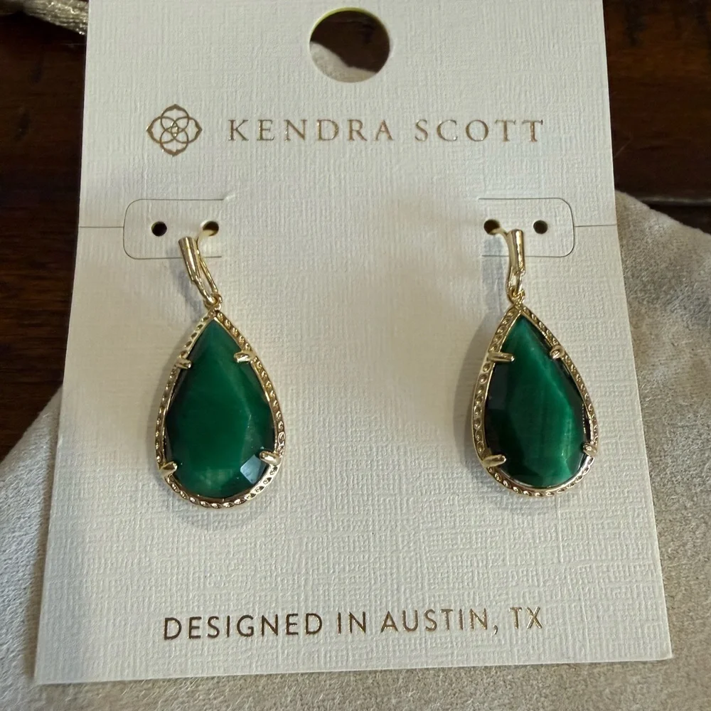 Brand New, Never Worn Emerald Green and Gold Kendra Scott Teardrop Earrings - Picture 3 of 5